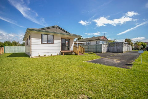 2/217 Waitemata Drive, Ranui, Auckland