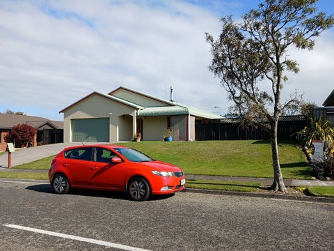 7 Elizabeth Grove, Stratford