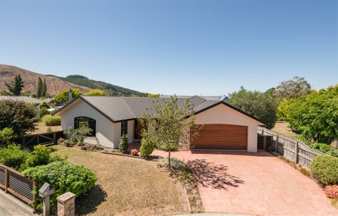 8 Angus Place, Wakefield