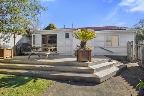 1 Queens Road, Glen Avon, New Plymouth