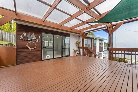 2/27 Mallard Place, Unsworth Heights, Auckland