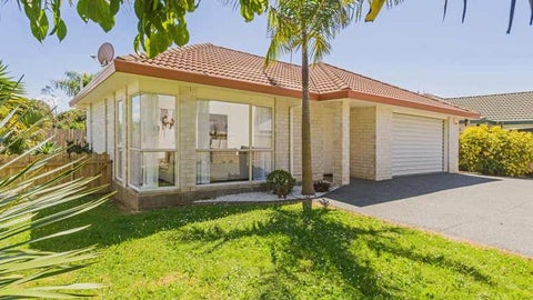 2/11 Keswick Close, Northpark, Auckland