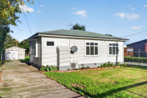 176 High Street North, Carterton