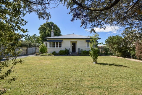 255 High Street South, Carterton
