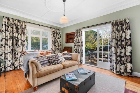 182 High Street North, Carterton