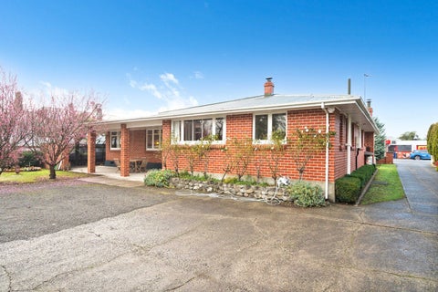 300 High Street South, Carterton