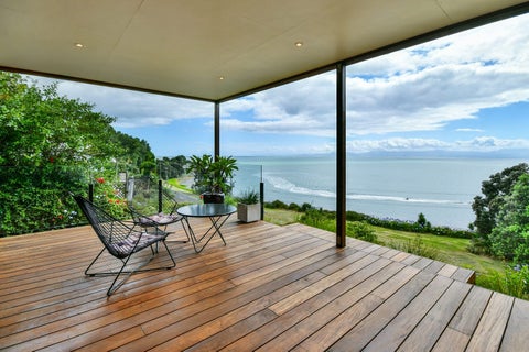 1833 East Coast Road, WHAKATIWAI, MIRANDA
