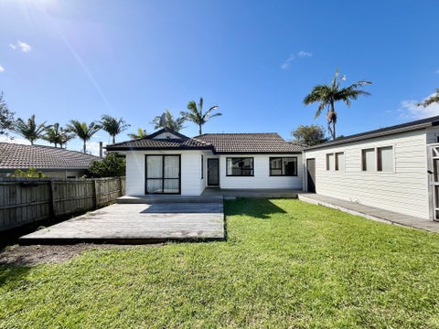 2/2 Sevilla Place, Unsworth Heights, Auckland