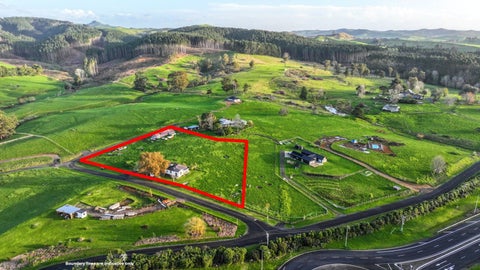 8 Old Barn Road, Waitakaruru, Ngatea