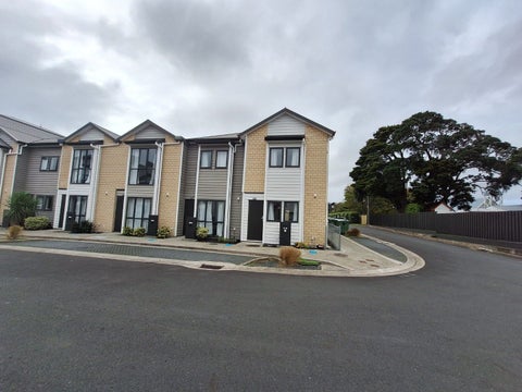 10/4 Wallson Crescent, Wiri, Auckland