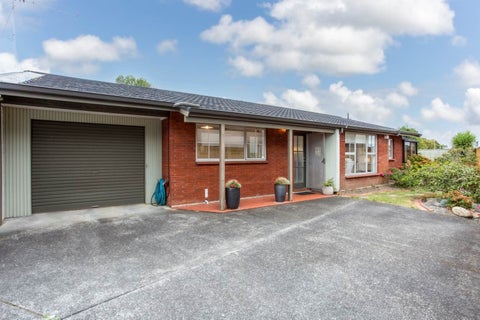 2/33 Akoranga Drive, Northcote, Auckland