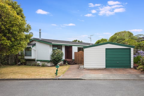 15 James Cook Drive, Whitby, Porirua