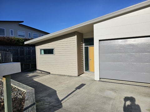 5B Flotilla Place, Whitby, Porirua