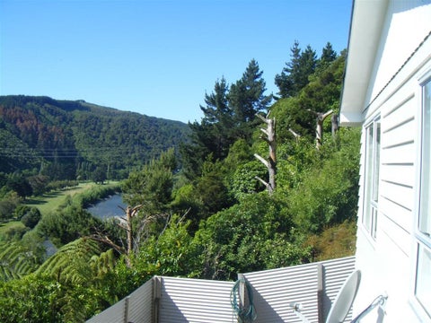 25A MANOR DR, STOKES VALLEY, LOWER HUTT