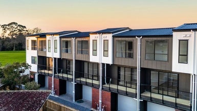 2/32 Tiraumea Drive, Pakuranga, Auckland