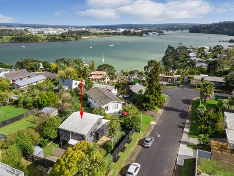 2/2 Oruamo Place, Beach Haven, Auckland