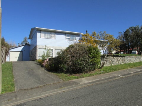 16 Woolwich Close, Whitby, Porirua