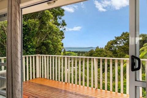 98 Wade River Road, Stanmore Bay, Whangaparaoa
