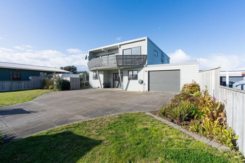 64 Kahukura Avenue, Waitarere Beach, Levin