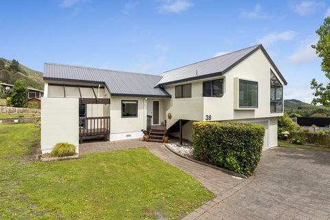 38 Kakariki Grove, Waikanae