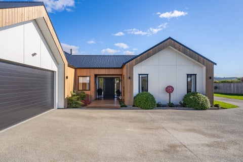 22 Mill Grove, Clareville, Carterton