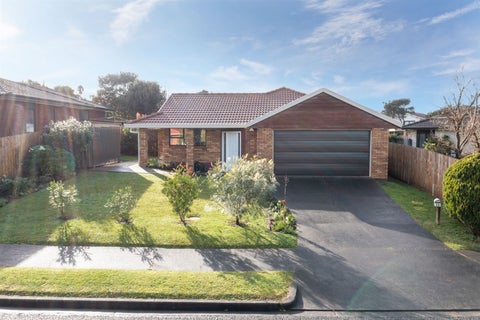 26 Pinewood Grove, Botany Downs, Auckland