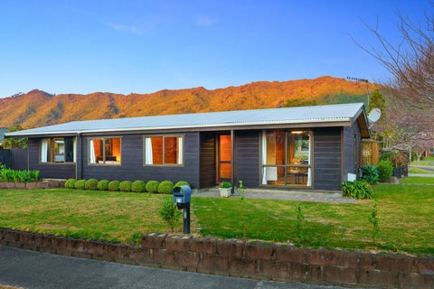 21 Awanui Drive, Waikanae