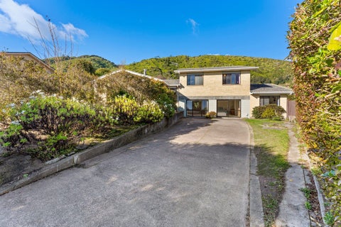 11 Te Maku Grove, Waikanae