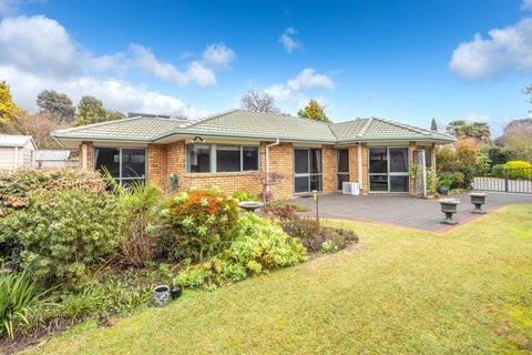 12 Fairburn Place, Leamington, Cambridge