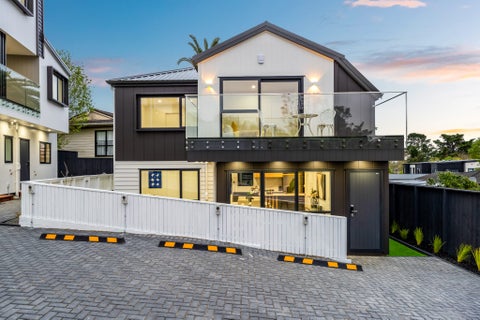 16 Saint Catherine Crescent, West Harbour, Auckland
