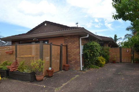 1/9 Kallaroo Place, Botany Downs, Auckland