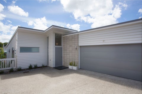 58D Wainui AV, Point Chevalier, Auckland