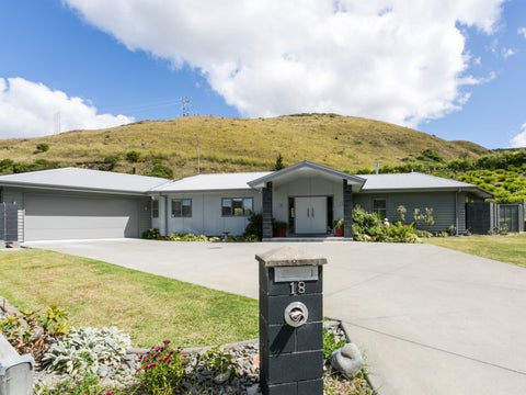 18 Oak Place, Poraiti, Napier