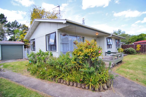 11 Parkdale Place, Glenview, Hamilton