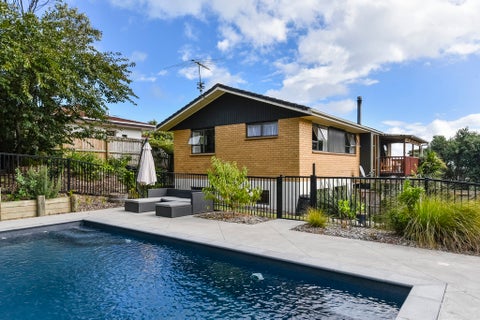 10 Pluto Place, Beach Haven, Auckland