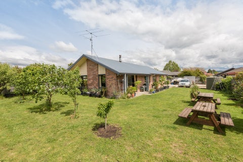 6 Whiting Drive, Wakefield
