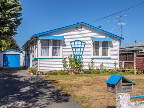 97 Broadway, Carterton