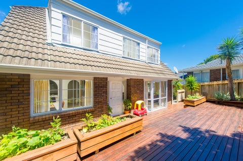 1/2 Kallroo Place, Botany Downs, Auckland