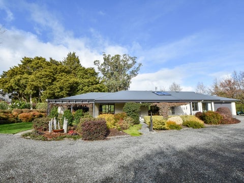 455A High Street South, Carterton