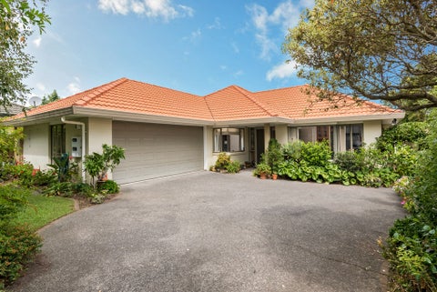 16 Gillett Place, Botany Downs, Auckland