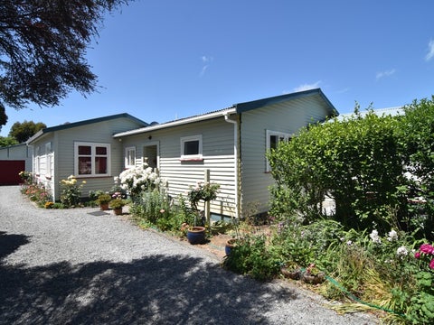 493 High Street South, Carterton