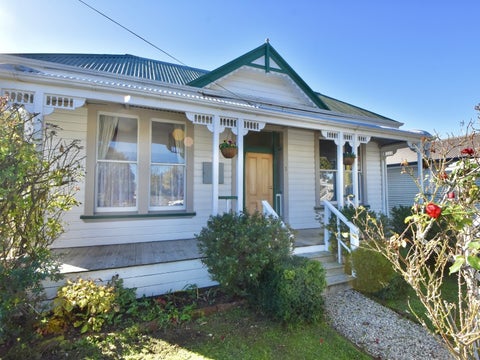 2 Clifton Avenue, Carterton