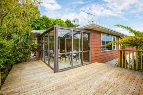 8A Hinau Street, Tawa, Wellington