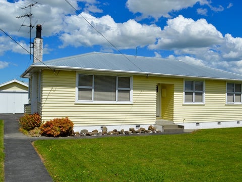224 High Street North, Carterton