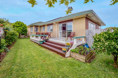 2/5 Headcorn Place, Botany Downs, Auckland