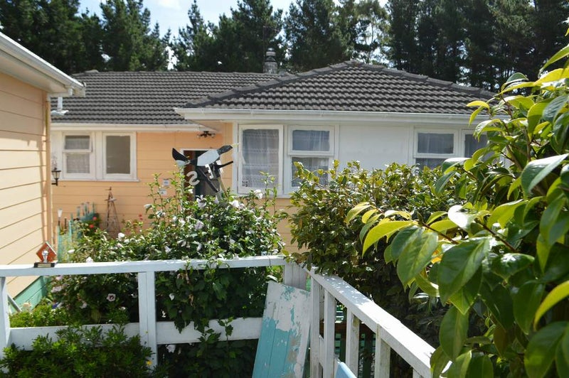 32 Bellona Place, Cannons Creek, Porirua - Carousel 1
