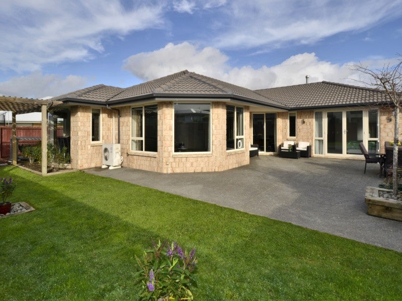 17 Cunneen Place, Aidanfield, Christchurch - Carousel 1