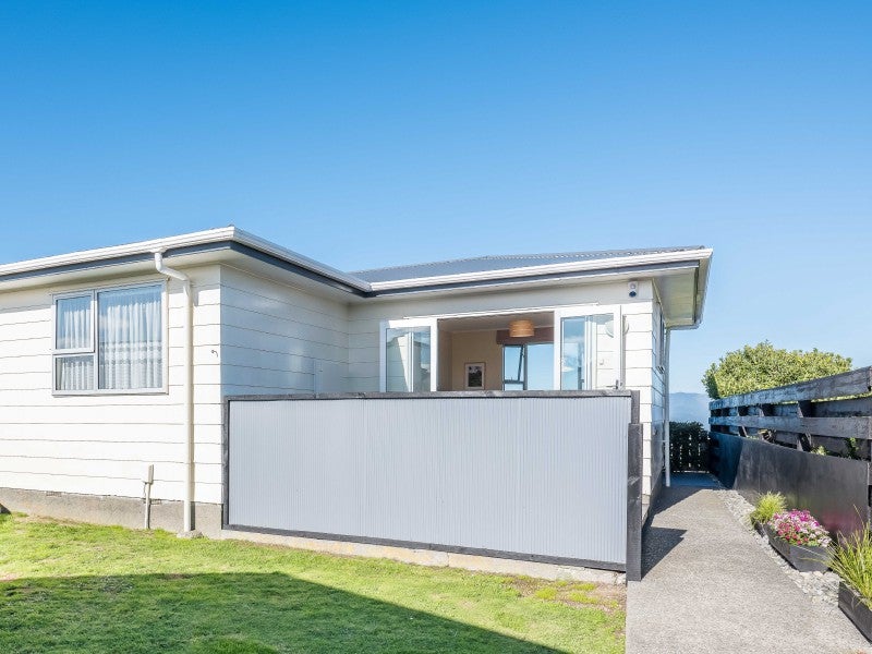 12B Bayswater Place, Newlands, Wellington - Carousel 1