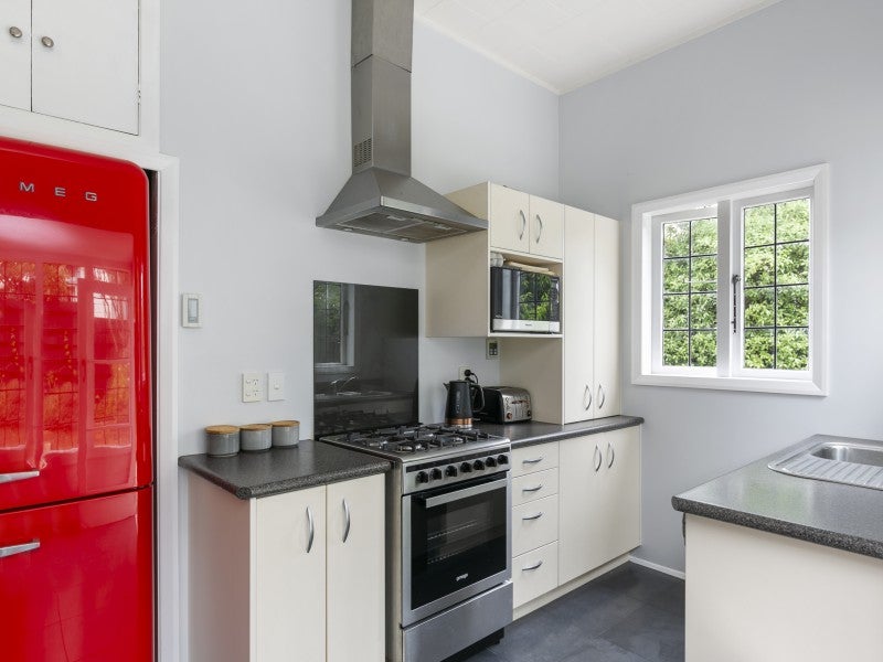 15 Flers Street, Karori, Wellington - Carousel 2