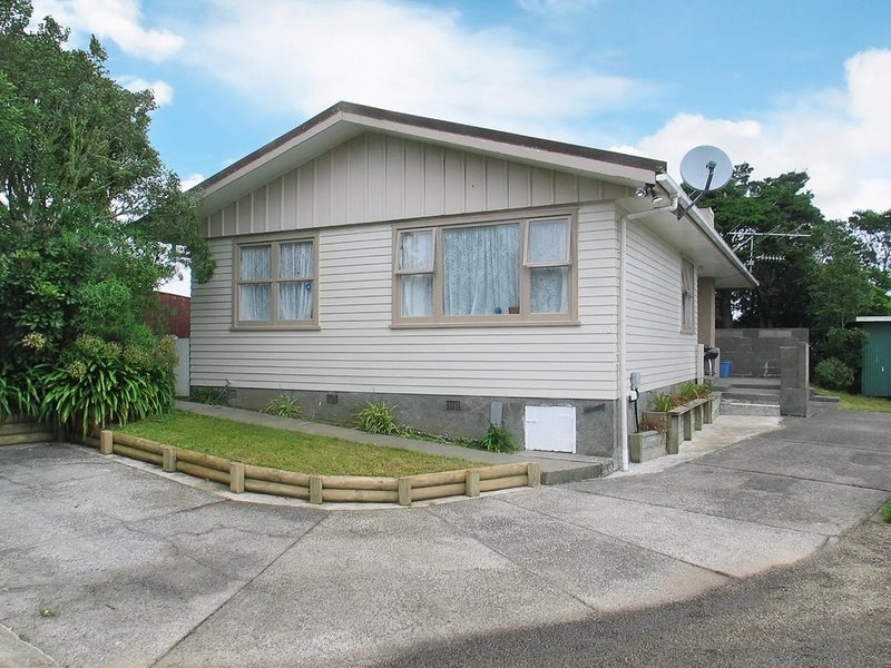 10 Loasby Crescent, Newlands, Wellington - Carousel 1